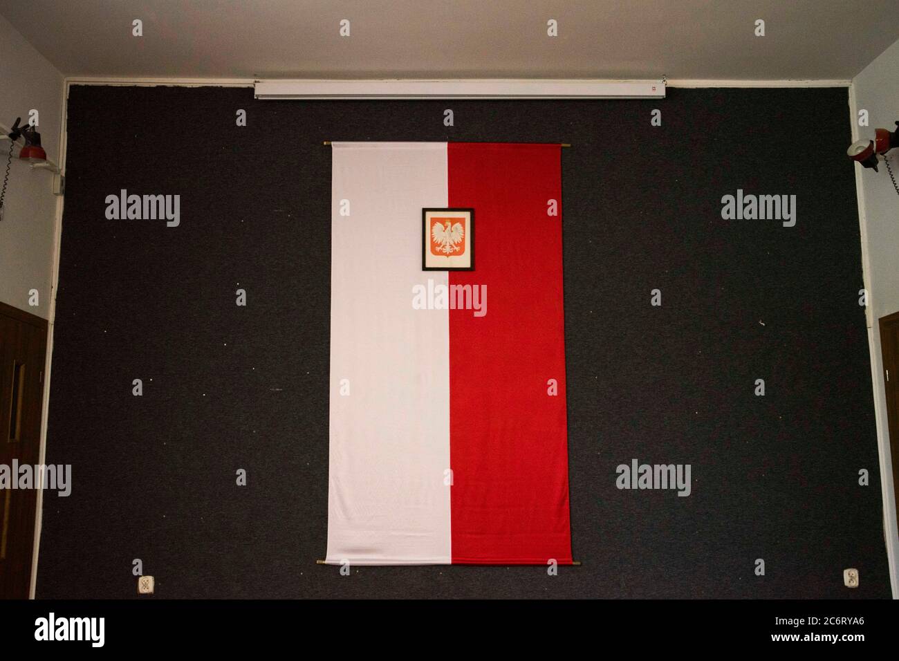 Poznan, Wielkopolska, Pologne. 12 juillet 2020. Le deuxième tour - décisif - de l'élection présidentielle en Pologne a commencé à 7 heures et durera jusqu'à 9 heures. Sur la photo : le drapeau et l'emblème polonais dans le bureau de vote. La publication dans le contexte négatif est interdite. Crédit: Dawid Tatarkiewicz/ZUMA Wire/Alay Live News Banque D'Images