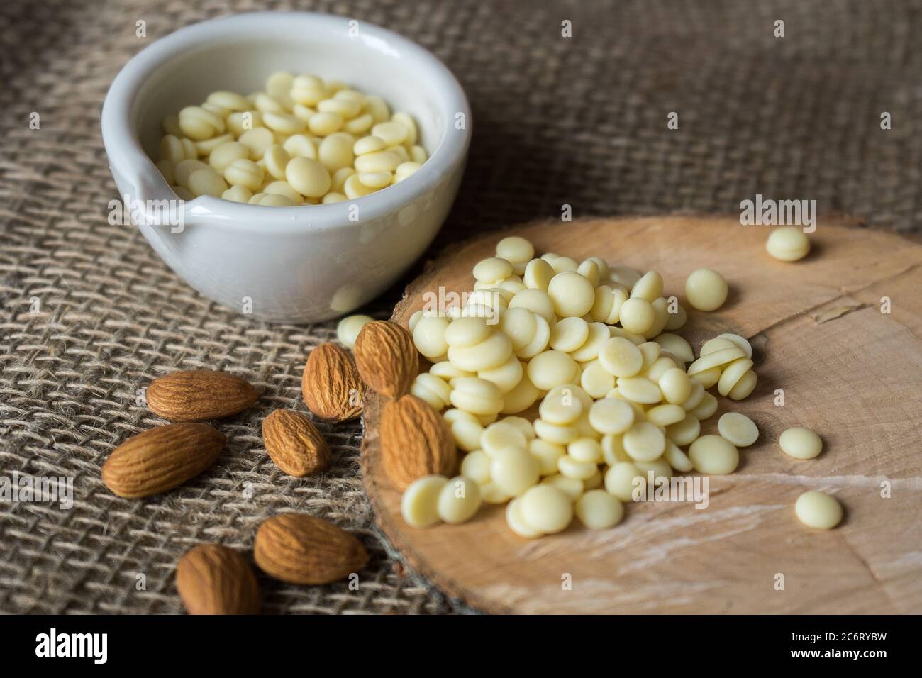 beurre de cacao en granulés et amandes sur bois Banque D'Images