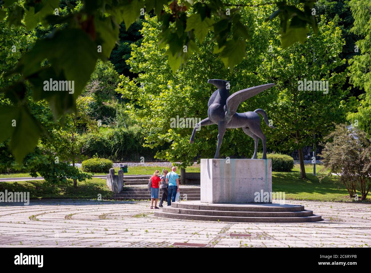 Touriste en face de la statue de cheval à ailes mythologiques à Rogaska Slatina, Slovénie Banque D'Images