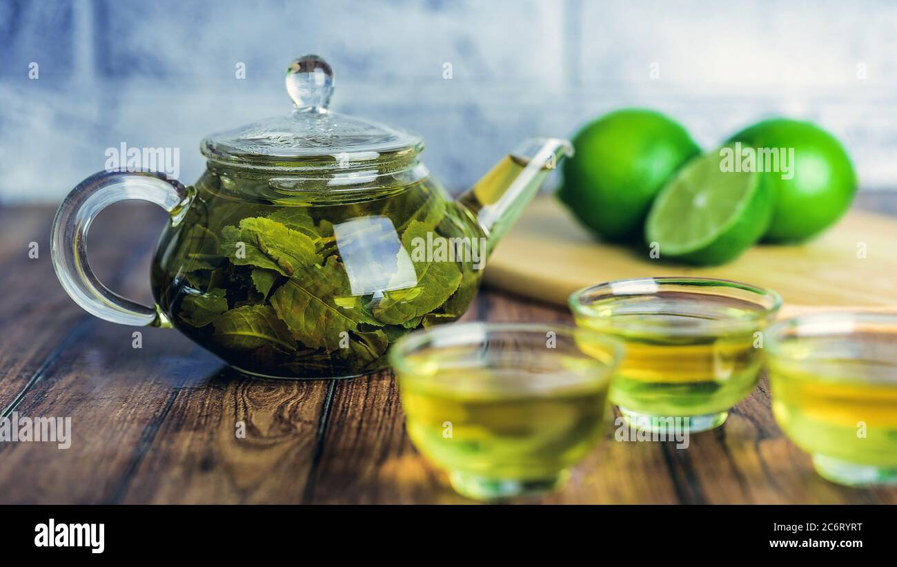 Les feuilles de thé sont brasser dans de l'eau bouillante et infuser dans une petite théière. Le concept de la fête du thé. Thé vert dans une théière Banque D'Images