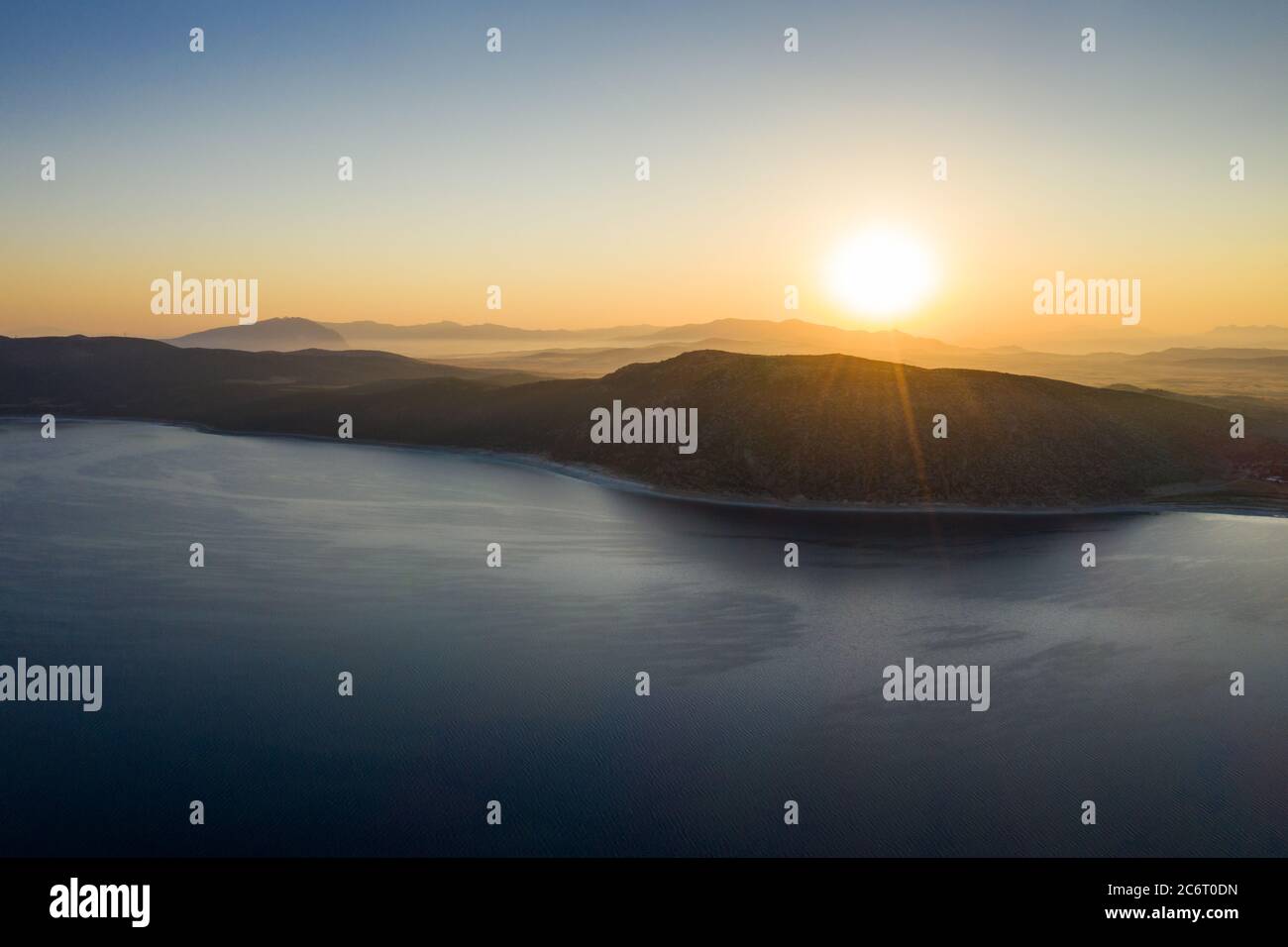 Vue aérienne d'un lac avec lever du soleil et silhouette de colline. Concept de tourisme de voyage. Photo de haute qualité Banque D'Images