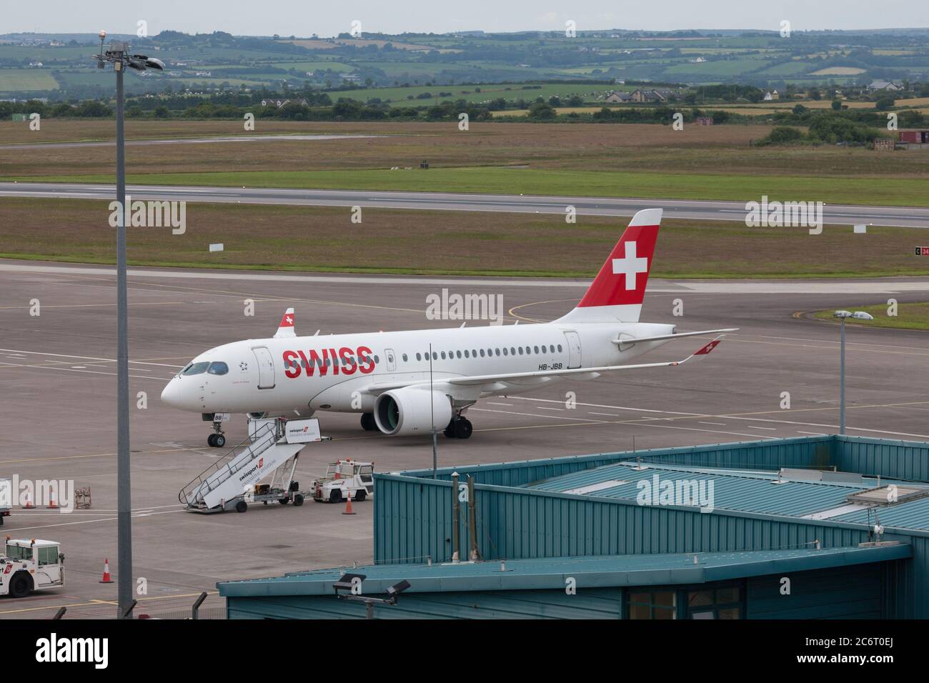Aéroport de Cork, Cork, Irlande. 12 juillet 2020. Un Airbus A220 suisse se trouvant en taxi vers le terminal lors de son premier vol de service hebdomadaire au départ de Zurich avec 26 passagers à l'aéroport de Cork, Cork, Irlande. - crédit; David Creedon / Alamy Live News Banque D'Images