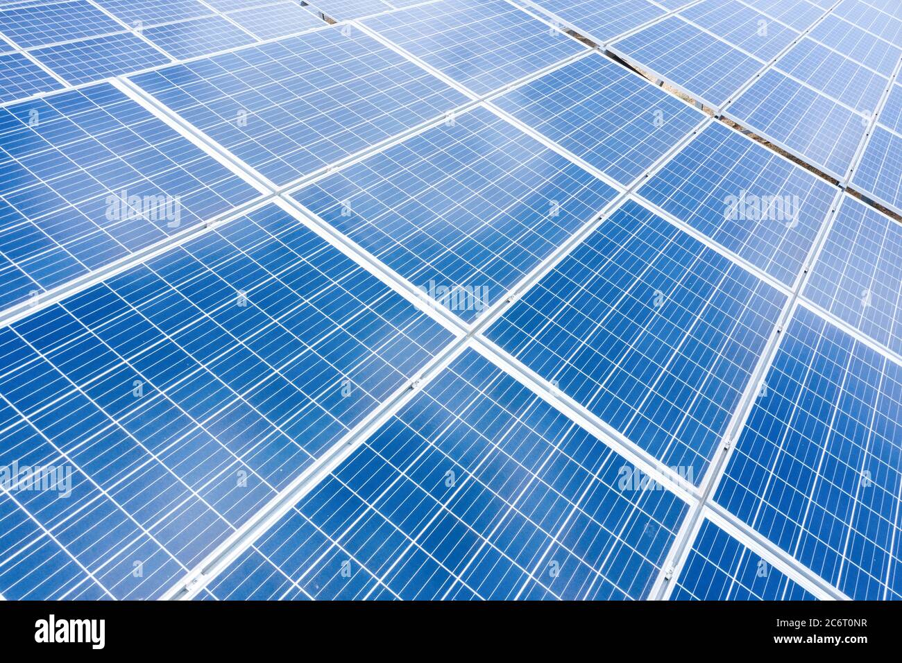 Vue rapprochée en plan des panneaux d'énergie solaire. Concept d'énergie propre et renouvelable pour un écosystème durable. Photo de haute qualité Banque D'Images