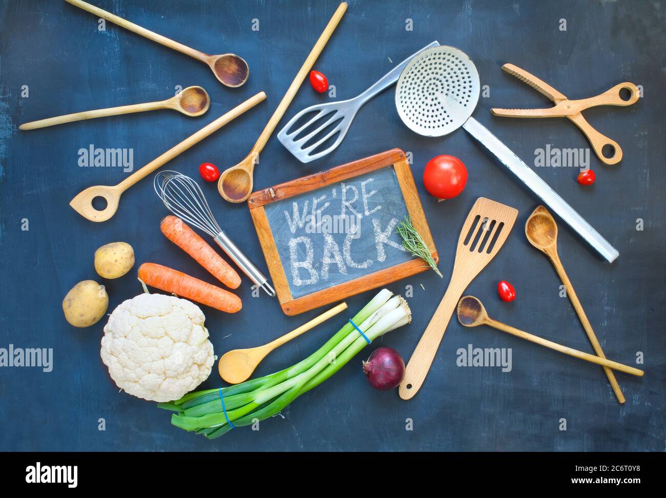 Restaurant annonçant la réouverture sur le tableau noir après le verrouillage de la couronne, la gastronomie, la fermeture de l'entreprise alimentaire.produits alimentaires et message nous sommes de retour Banque D'Images
