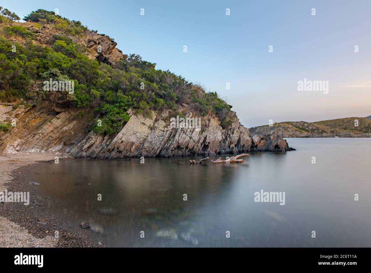 Espagne Costa Brava paisible plage de galets de la mer Méditerranée, Cala Guillola, Cadaques, Cap de Creus, Catalogne. Banque D'Images