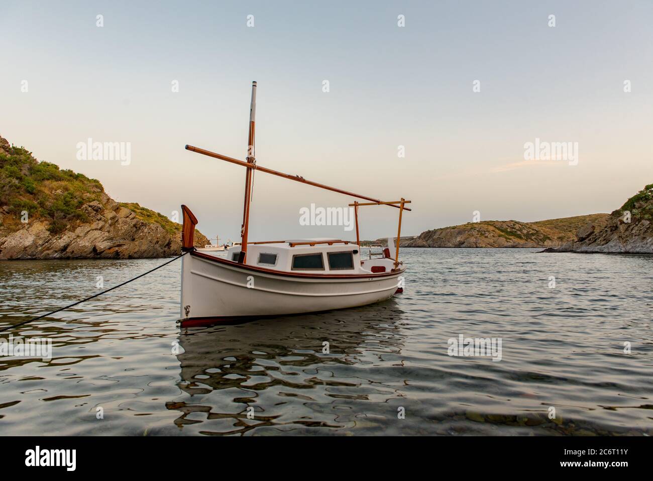 Espagne Costa Brava paisible plage de galets de la mer Méditerranée, Cala Guillola, Cadaques, Cap de Creus, Catalogne. Banque D'Images