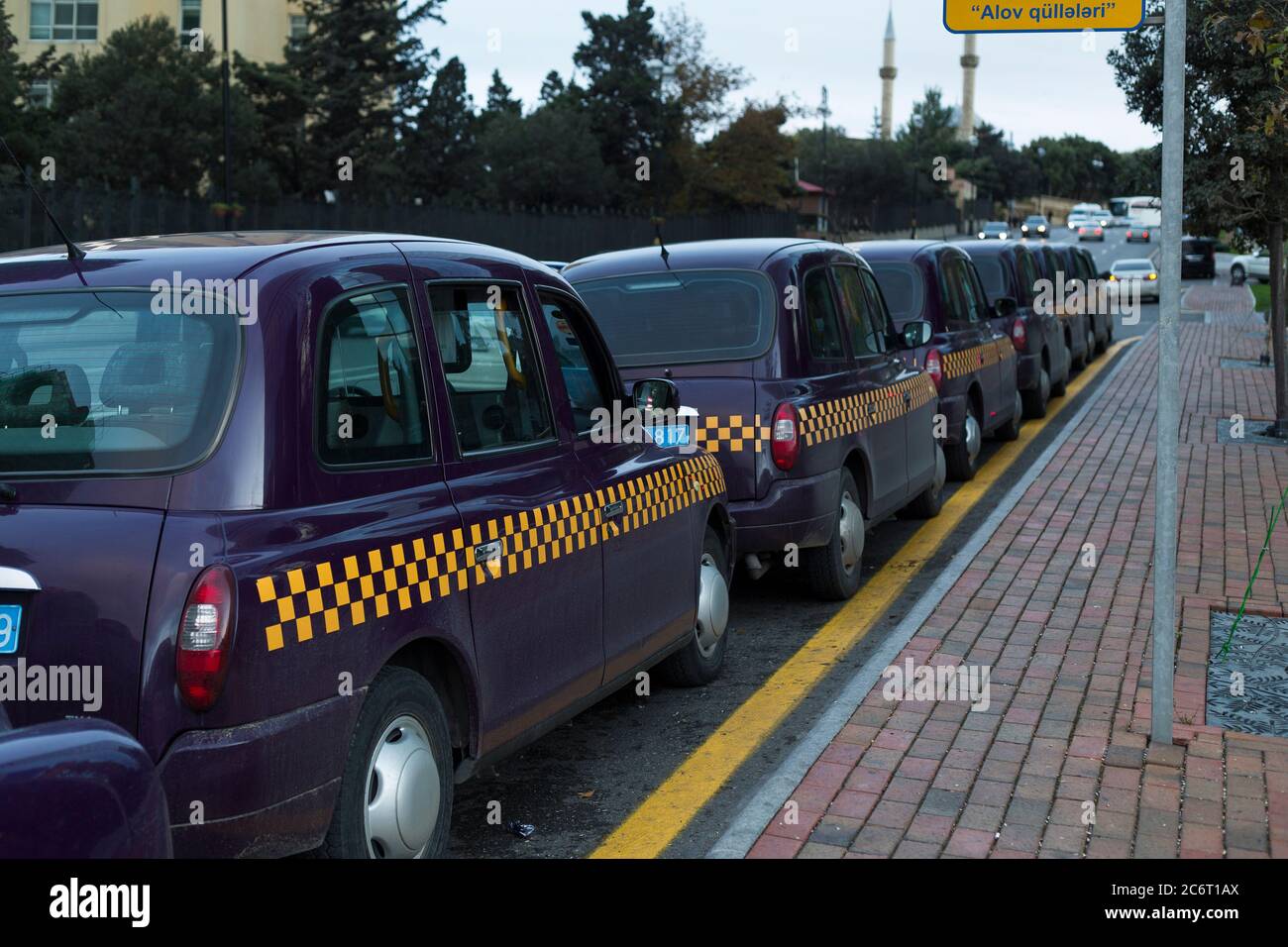 Les taxis de style britannique sont une caractéristique inhabituelle de la capitale, inspirée par l'admiration des premières dames de toutes les choses britanniques. À Bakou Azerbaïdjan Banque D'Images