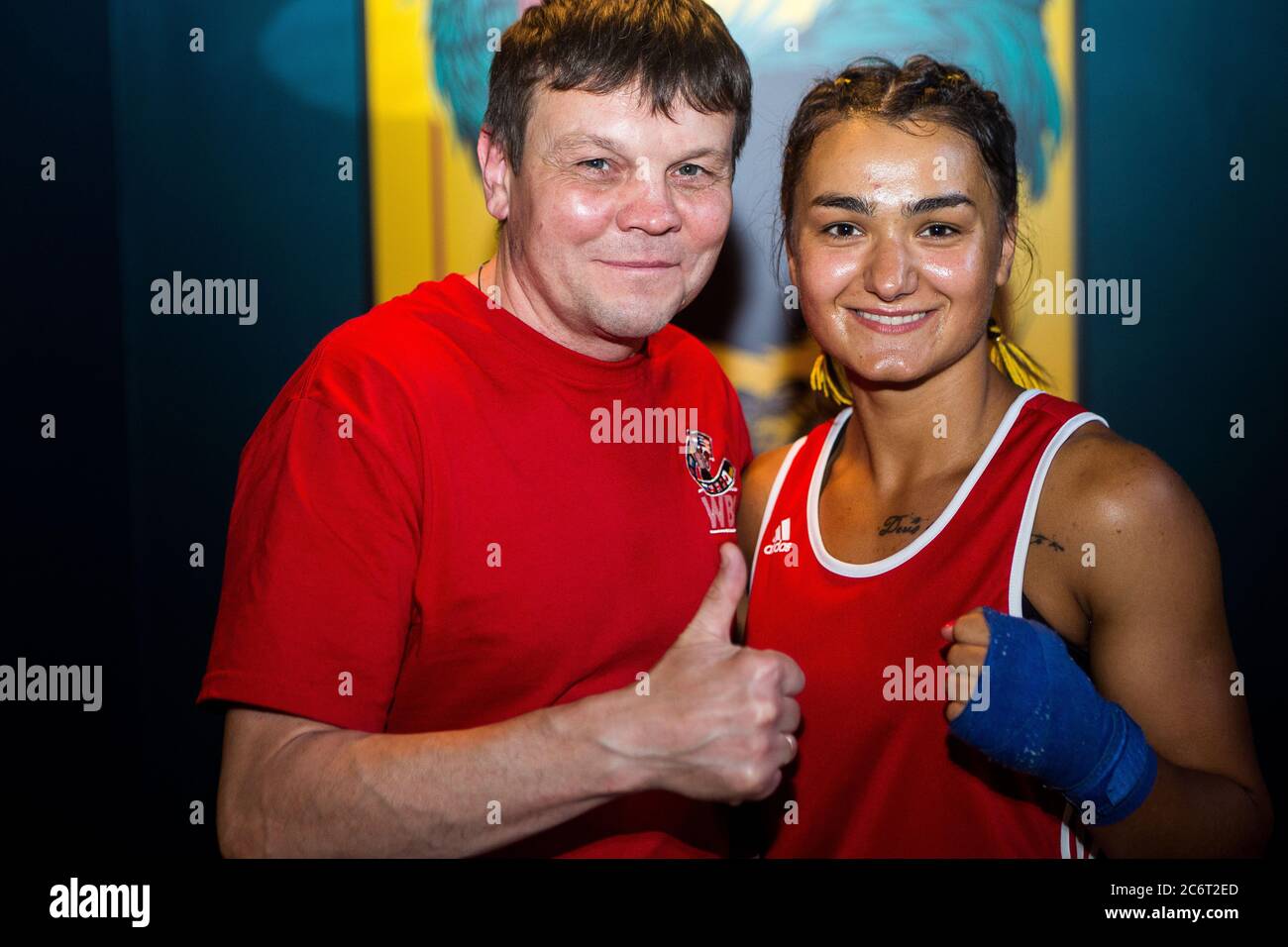Ukraine poids plume femmes boxe perspective Lera Eroshenko (R) avant le combat avec Katya Rohova en photo avec le célèbre entraîneur ukrainien Andrei Sinepupov. Banque D'Images