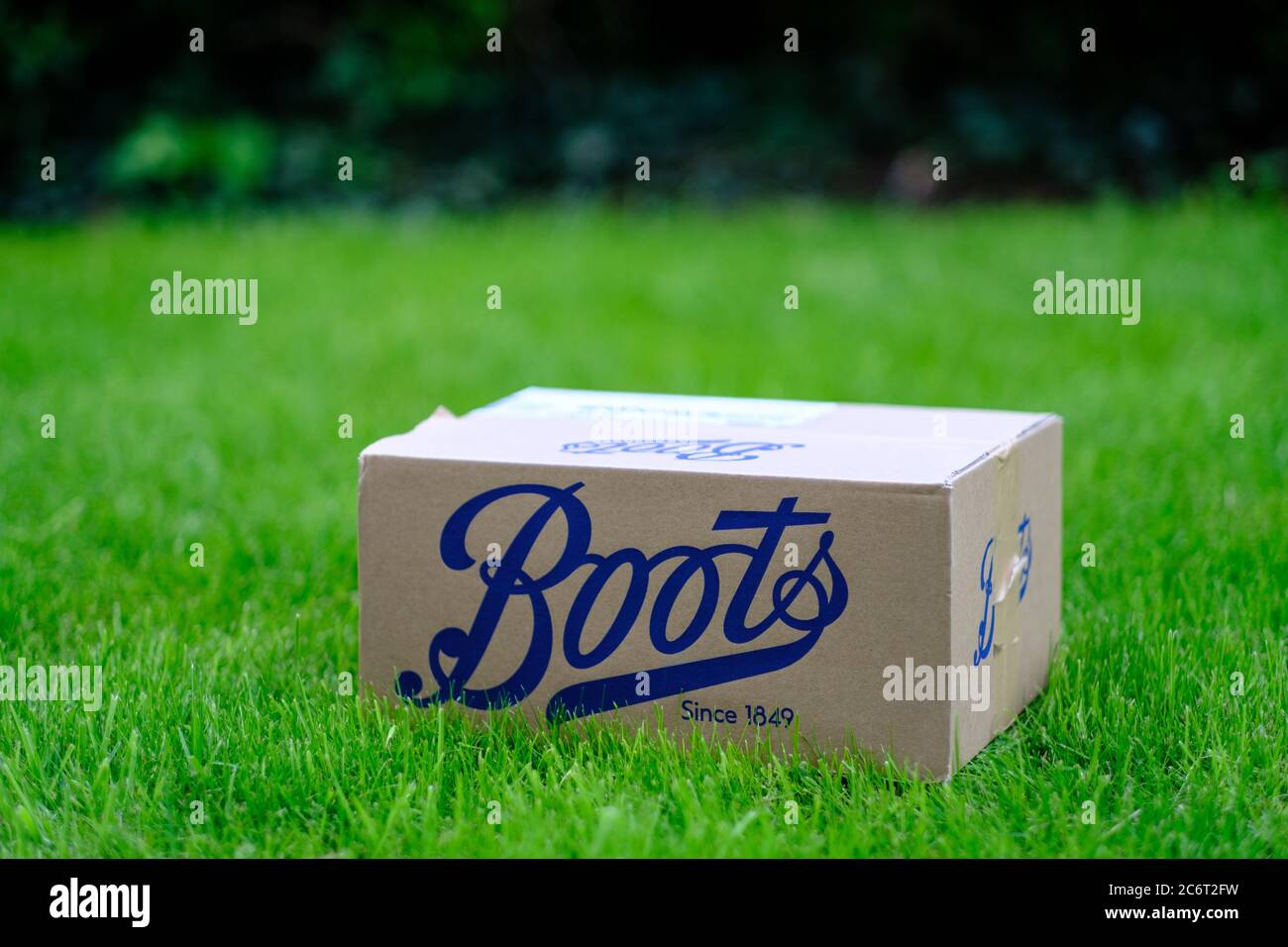 Stone / Royaume-Uni - juillet 11 2020: Boots pharmacie boîte de livraison placée sur l'herbe verte. Banque D'Images