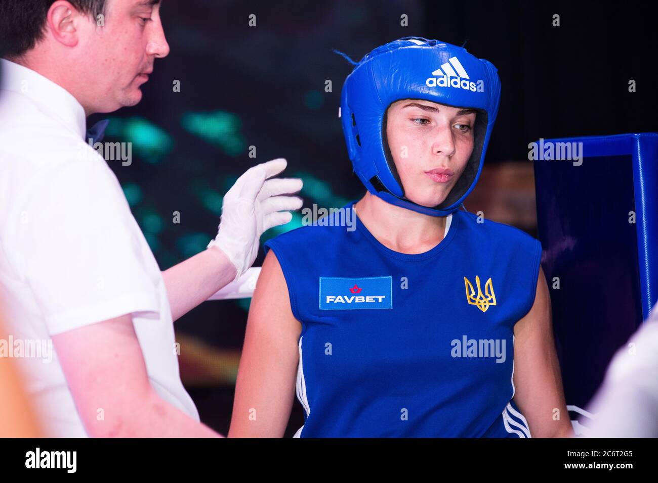 Katya Rogova, 21 ans avant le clash avec Lera Eroshenko dans le club de boxe Sparta, qui fait partie de la Ligue des femmes d'Ukraine. Banque D'Images