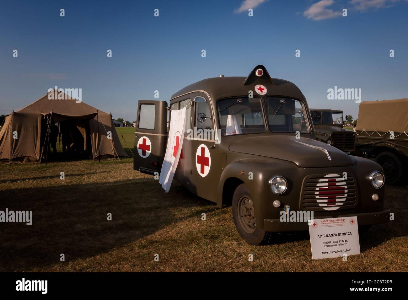 TURIN, ITALIE - 3 JUILLET 2016 : exposition de l'ambulance historique de la croix rouge italienne avec signe décrivant le modèle, la carrosserie et l'année de construction Banque D'Images