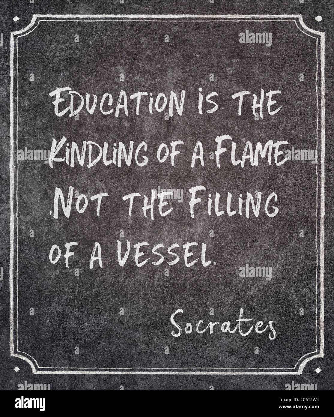L Education Est L Allumage D Une Flamme Pas Le Remplissage D Un Navire L Ancien Philosophe Grec Socrates Citation Ecrite Sur Tableau De Surveillance Encadre Photo Stock Alamy