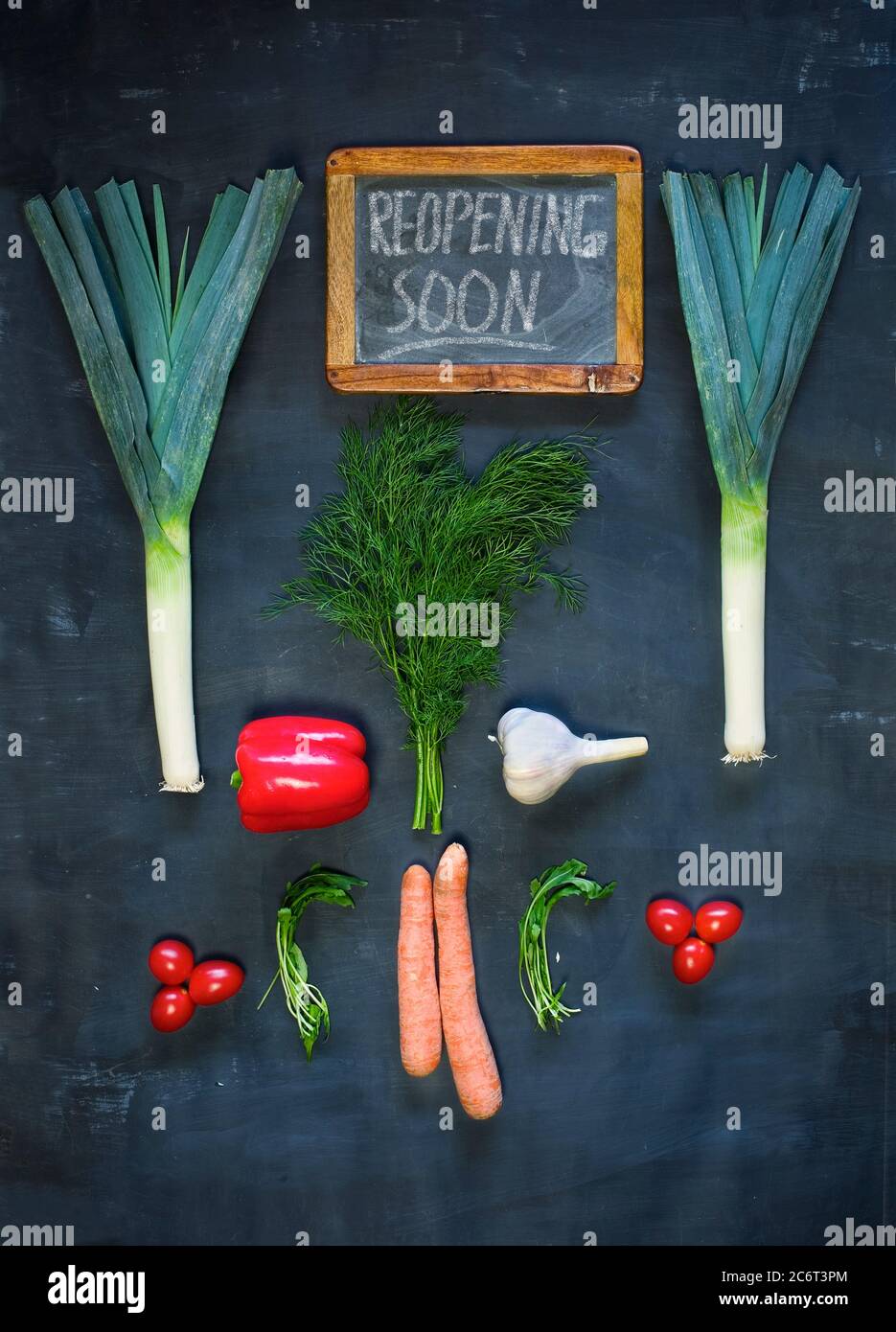 Restaurant tableau noir annonçant la réouverture après le verrouillage de la couronne, la cuisine, l'arrêt de l'activité alimentaire.les ingrédients alimentaires et le message réouverture bientôt Banque D'Images