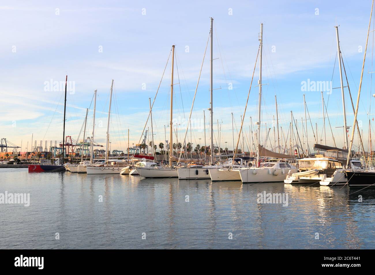 VALENCE, ESPAGNE - 27 NOVEMBRE 2018 : la Marina de València, le port de plaisance de Valence en Espagne. Banque D'Images