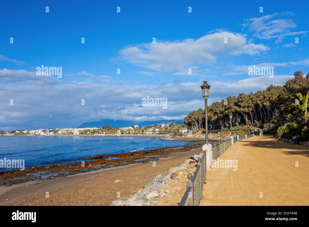 Promenade le long de la mer en direction de Puerto Banus, Costa del sol, Marbella, Andalousie, Espagne Banque D'Images