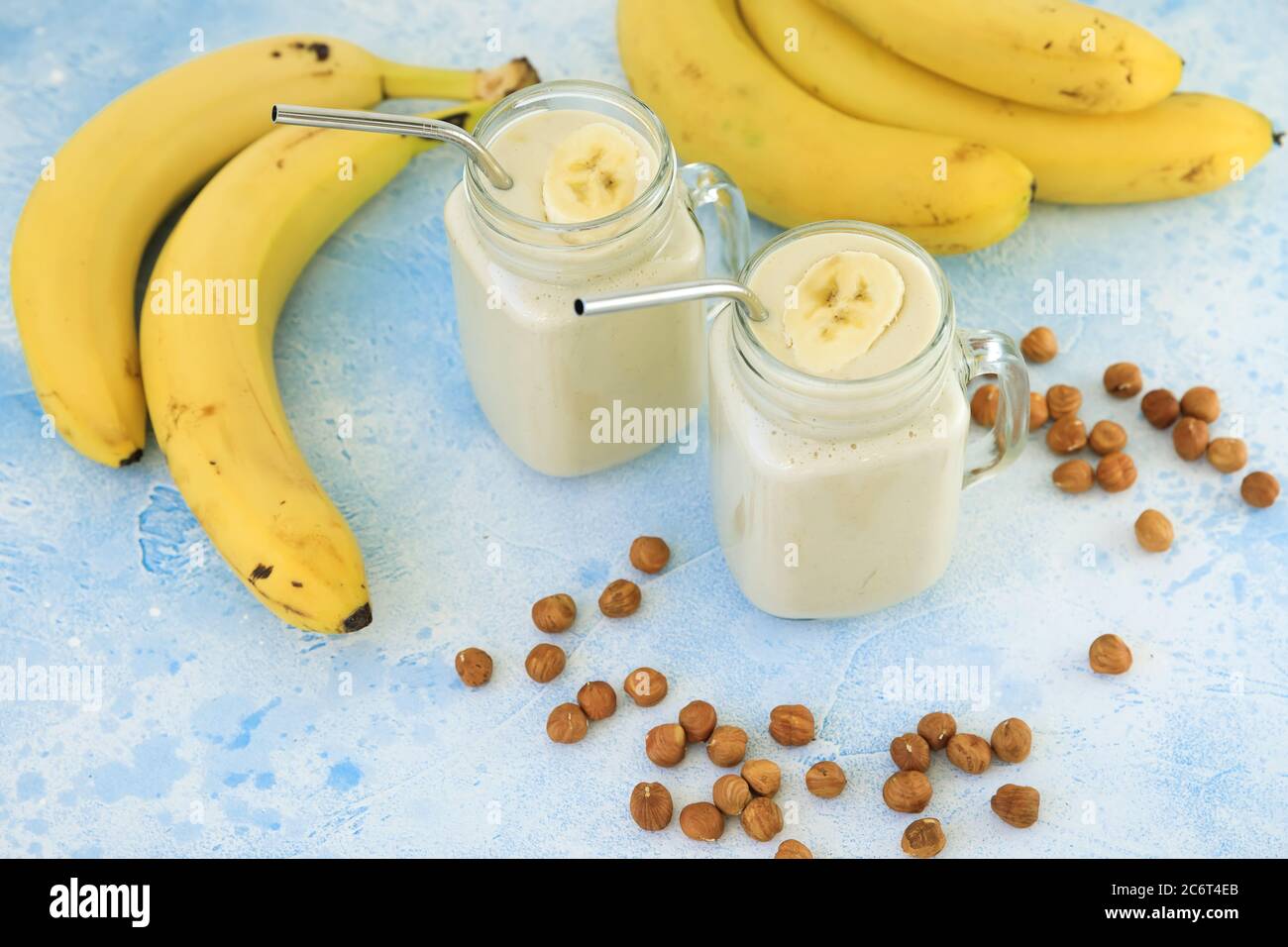 Yaourt à la banane ou smoothie avec tranche de banane et noix, nourriture végétarienne, régime et concept de santé Banque D'Images