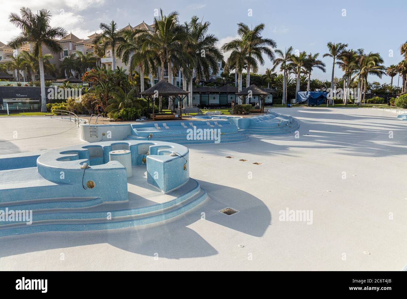 Piscine vide à l'hôtel Palacio de Isora en cours de maintenance après le confinement de Covid 19 avant la réouverture, la Jaquita, Al Banque D'Images