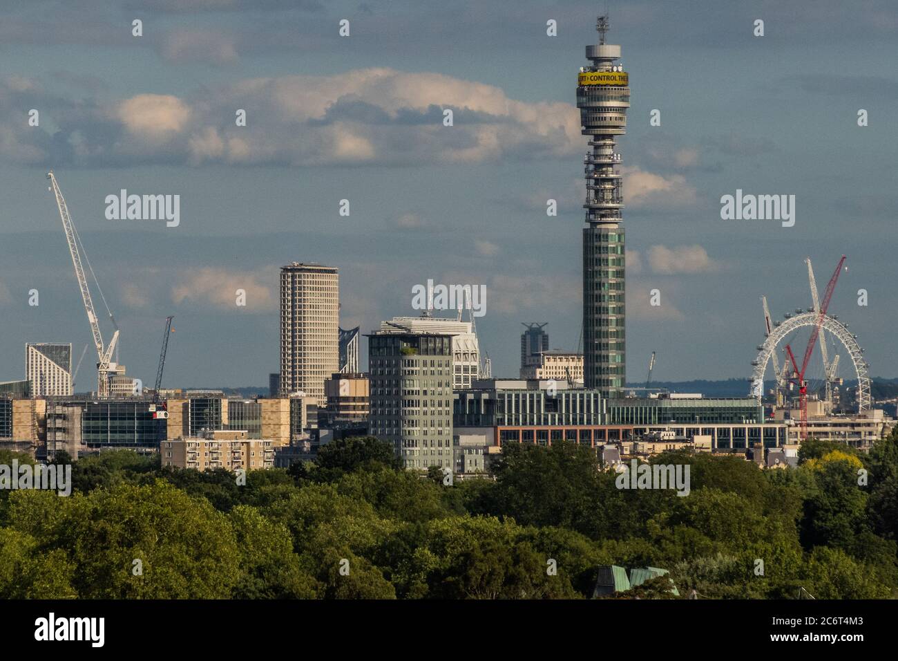 Londres, Royaume-Uni. 11 juillet 2020. La tour BT continue d'afficher le message du gouvernement de 'alerte de jour, contrôler le virus' - les gens profitent d'une soirée ensoleillée sur Primrose Hill surplombant la ville. Le « verrouillage » continue d'être atténué pour l'épidémie de coronavirus (Covid 19) à Londres. Crédit : Guy Bell/Alay Live News Banque D'Images