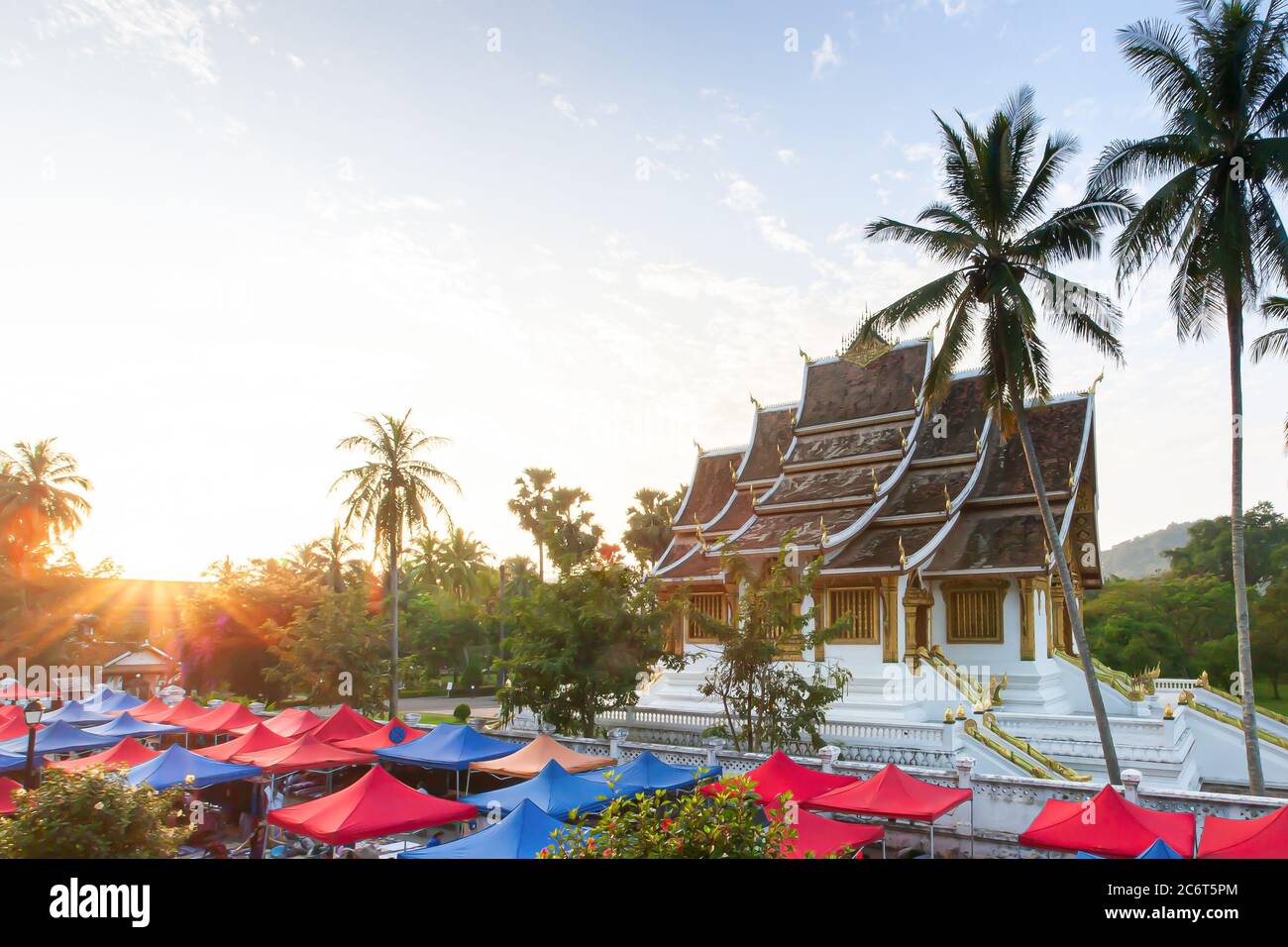 Marché nocturne de Luang Prabang et le Musée du Palais Royal au coucher du soleil, destinations de voyage au Laos. Banque D'Images