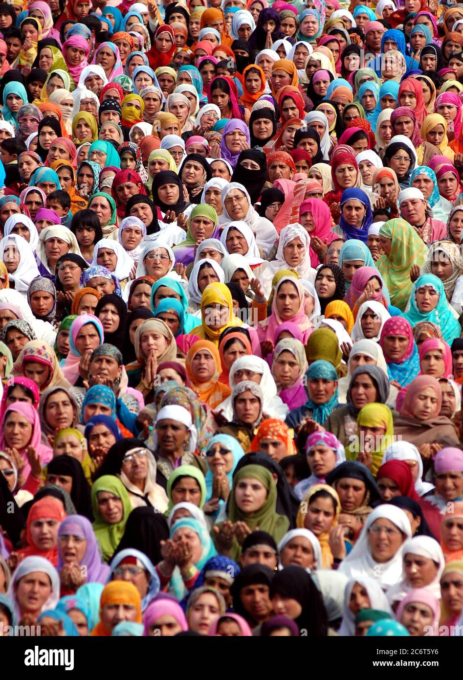 Une grande congrégation de femmes musulmanes qui cherchent des bénédictions pendant l'exposition de la sainte relique du prophète Mahomet (SM), au sanctuaire de Hazratbal, après les prières de Jumma le vendredi suivant Eid-e-Miladunnabi, à Srinagar, au Cachemire, en Inde. 14 mars 2009. Banque D'Images