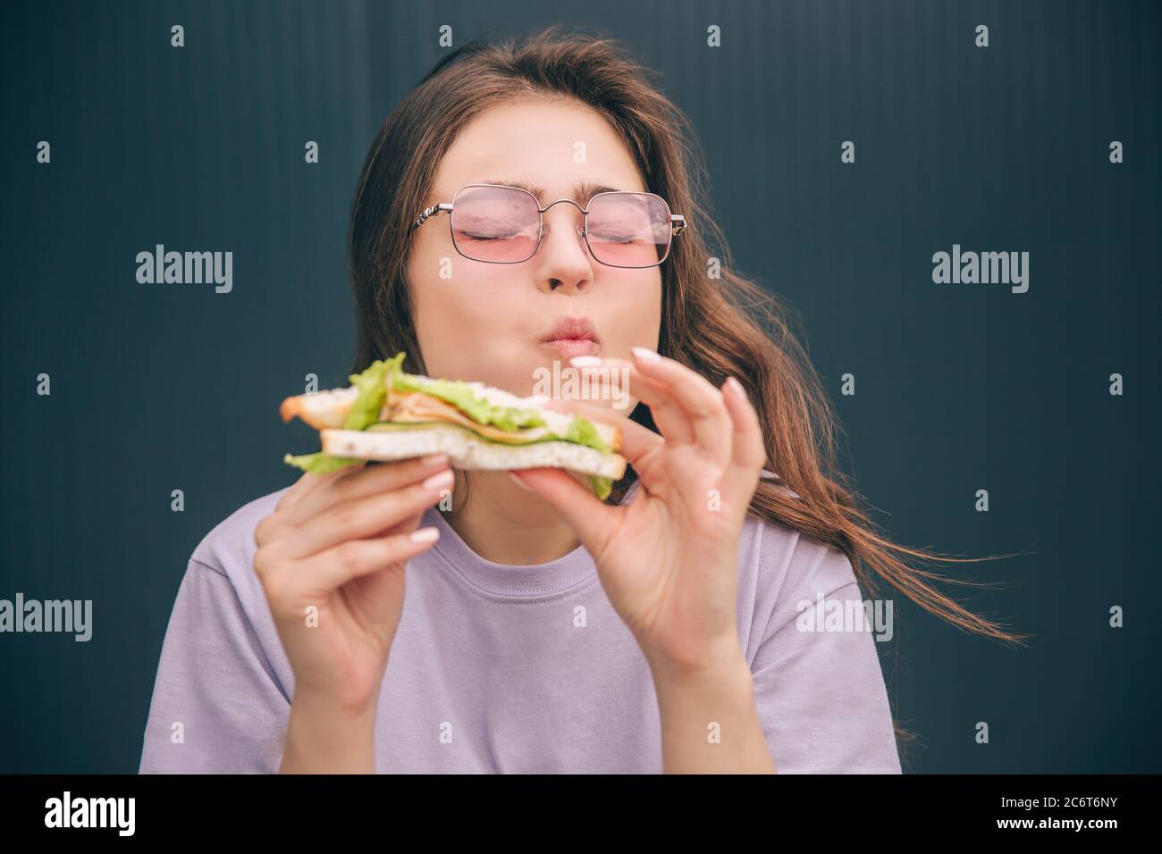 Young woman eating sandwich model Banque de photographies et d'images à  haute résolution - Alamy