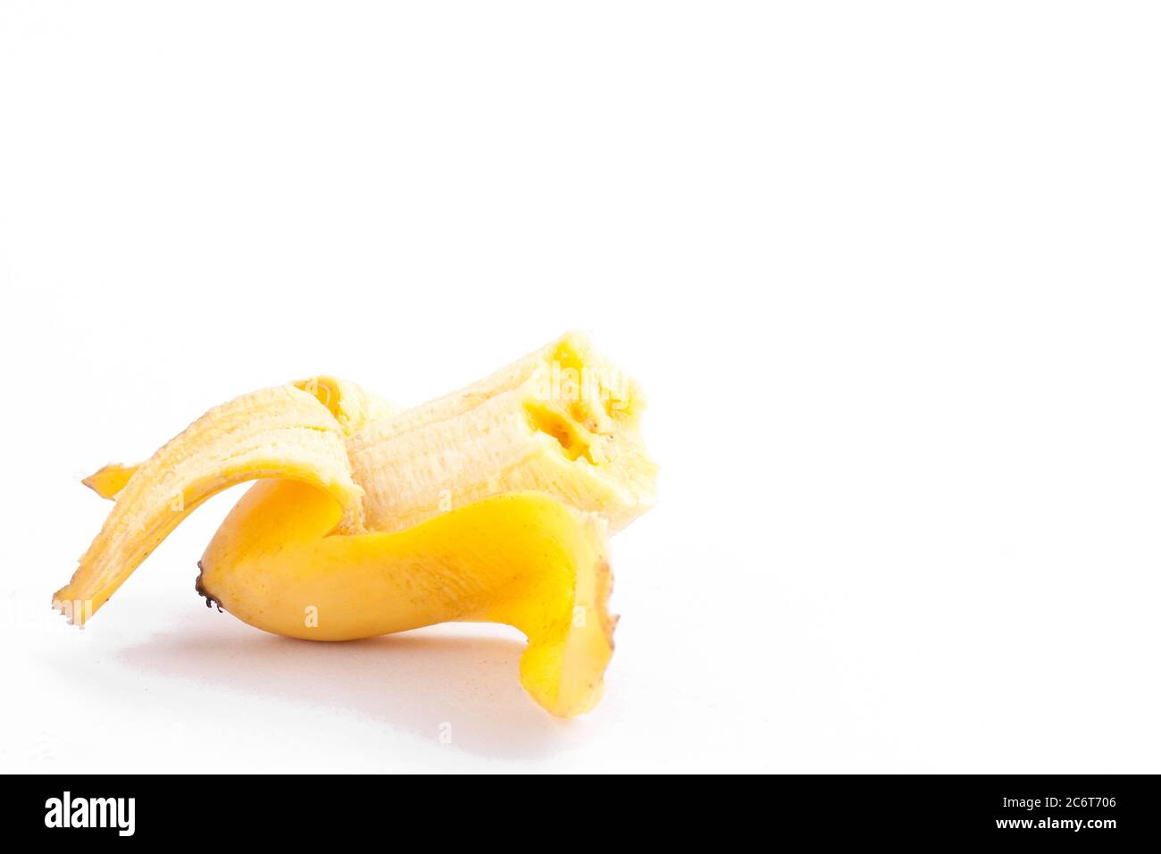 Banane d'oeuf pelée avec mordre sur fond blanc saine Pisang Mas banane fruits nourriture isolée Banque D'Images