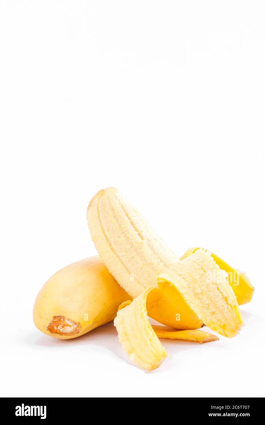 Banane à moitié pelée ou banane dorée sur fond blanc saine Pisang Mas Banana nourriture de fruits isolée Banque D'Images