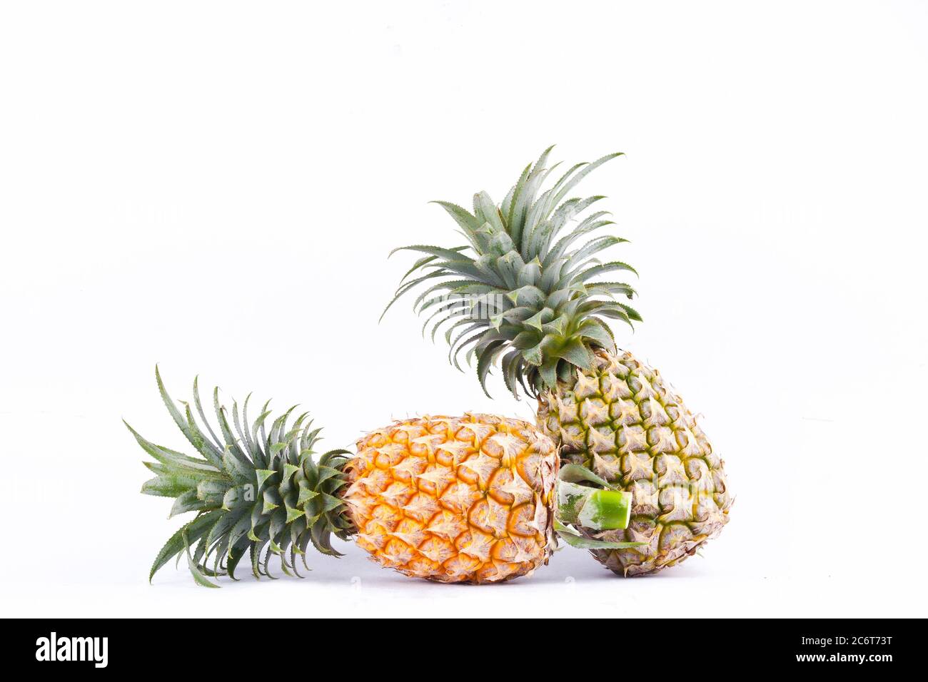 L'ananas est un fruit à forte teneur en vitamine C sur fond blanc aliment sain de fruits d'ananas isolé Banque D'Images