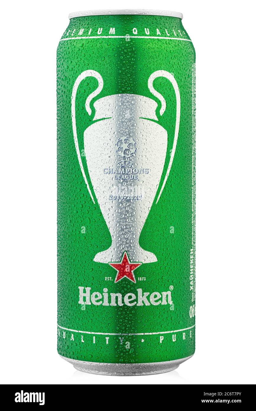 Ukraine, Kiev - juin 22. 2020: Boîte en aluminium de Heineken Lager bière sur fond blanc. Heineken est le produit phare de Heineken International. JE Banque D'Images