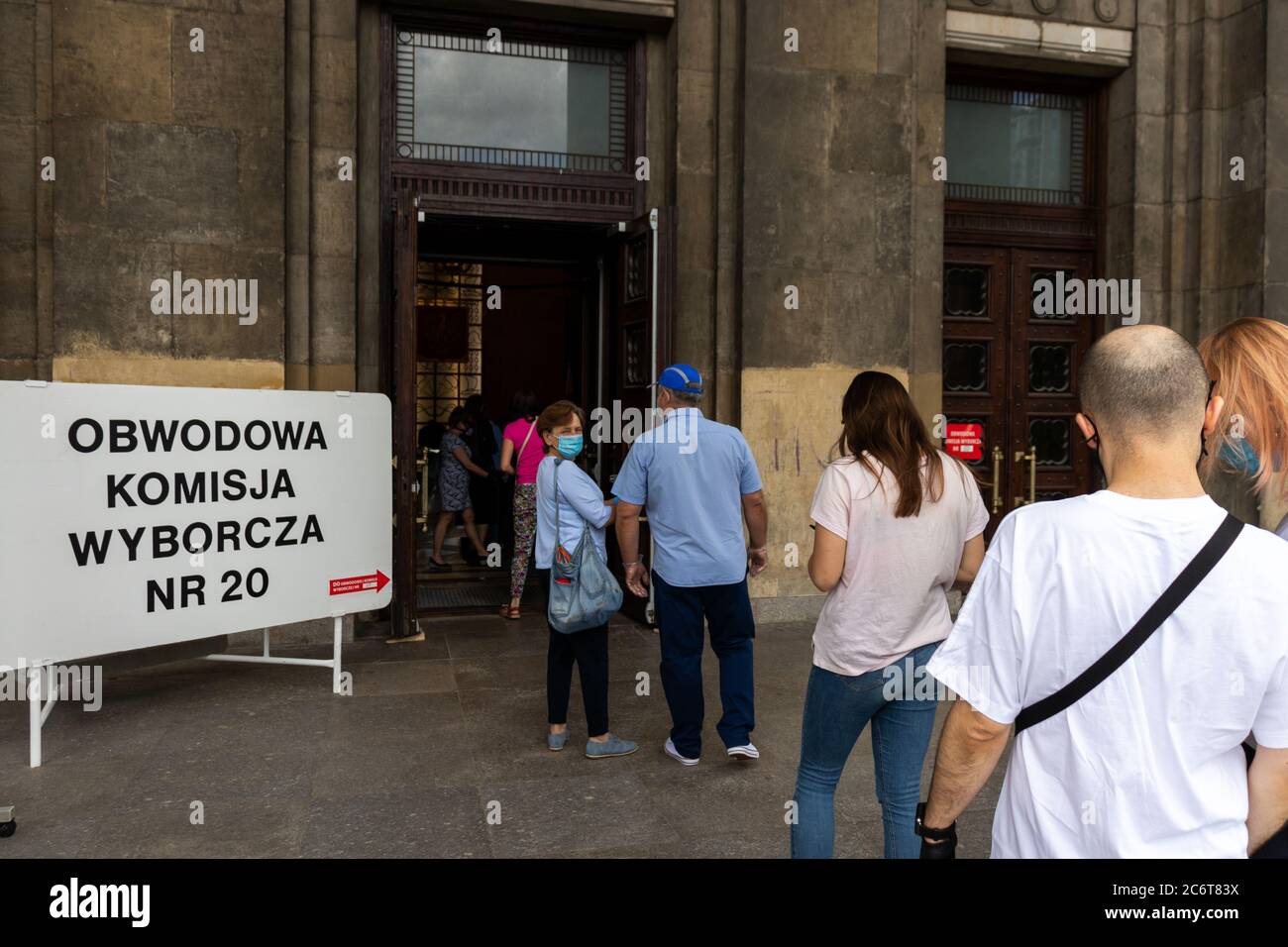 Varsovie, Pologne. 12 juillet 2020. Les électeurs attendant de voter dans le centre de Varsovie. La Pologne décide aujourd'hui si le président sera l'actuel président conservateur Andrzej Duda ou le maire de Varsovie Rafal Trzakowski. Credit: Dino Geromella / Alamy Live News Banque D'Images