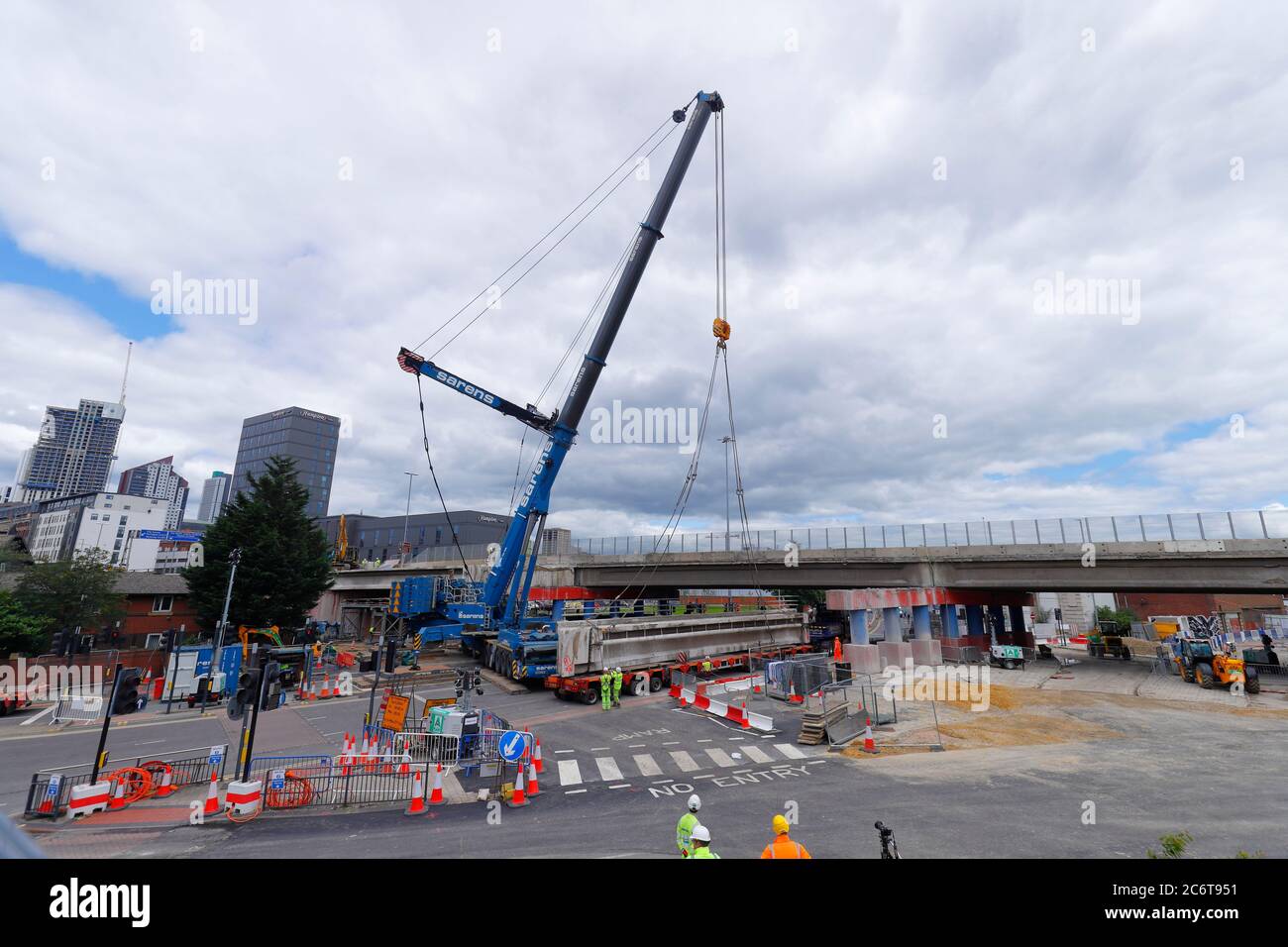 Démolition de Regent Street Flyover à Leeds. Une grue Liebherr LTM 1750 de Sarens soulève des sections de pont sur des chargeuses basses. Banque D'Images