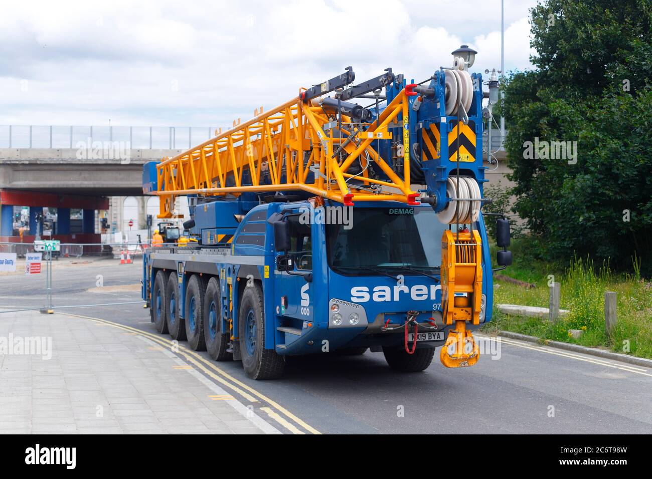 Démolition de Regent Street Flyover à Leeds. Une grue Liebherr LTM 1750 de Sarens soulève des sections de pont sur des chargeuses basses. Banque D'Images