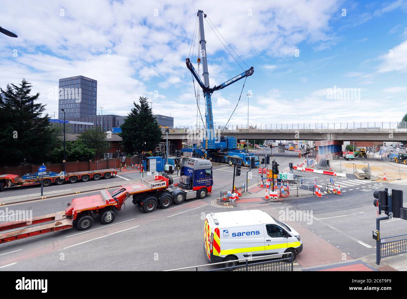 Démolition de Regent Street Flyover à Leeds. Une grue Liebherr LTM 1750 de Sarens soulève des sections de pont sur des chargeuses basses. Banque D'Images