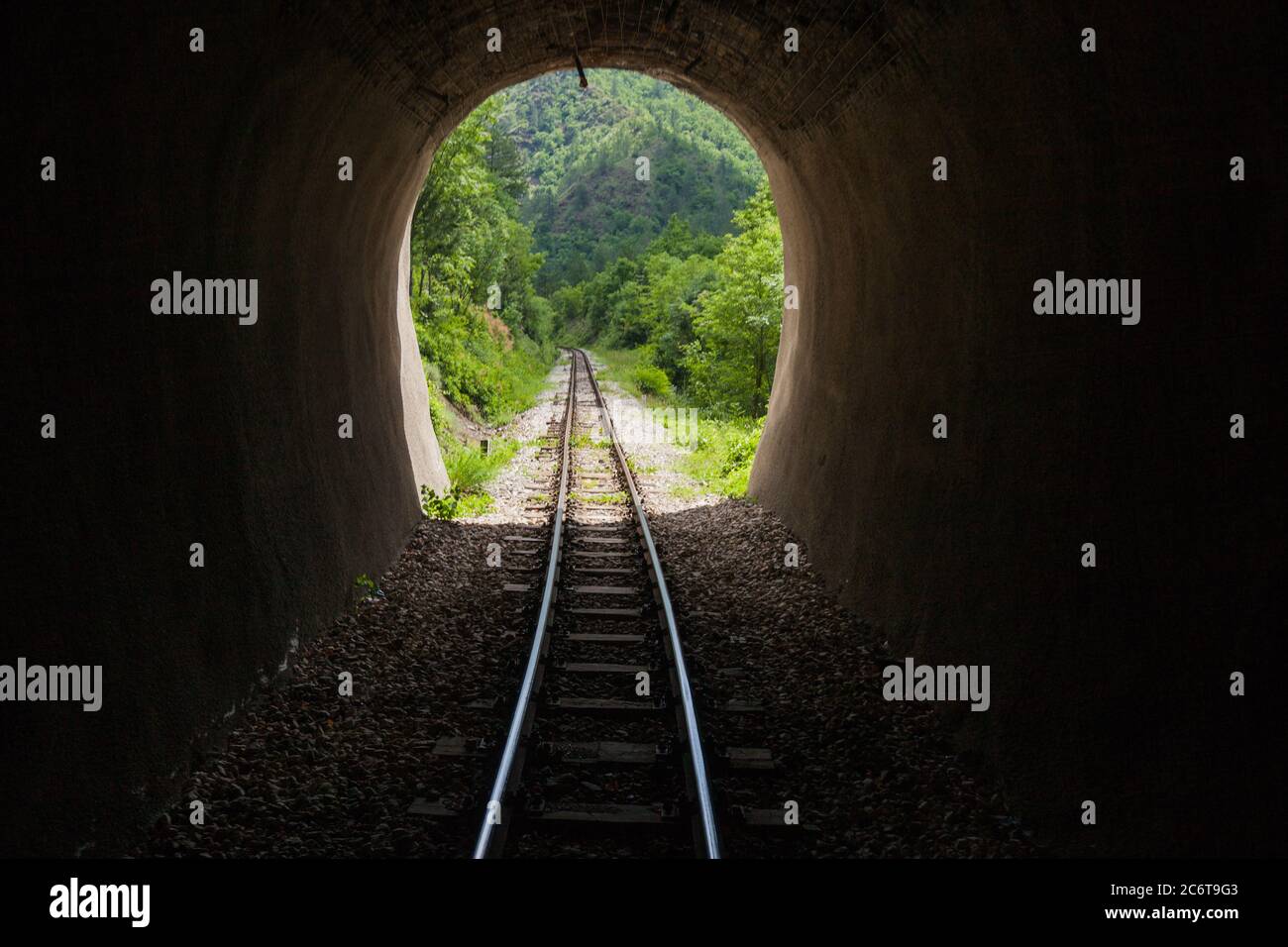 vieux-tunnel-ferroviaire-sur-voie-troite-attraction-touristique