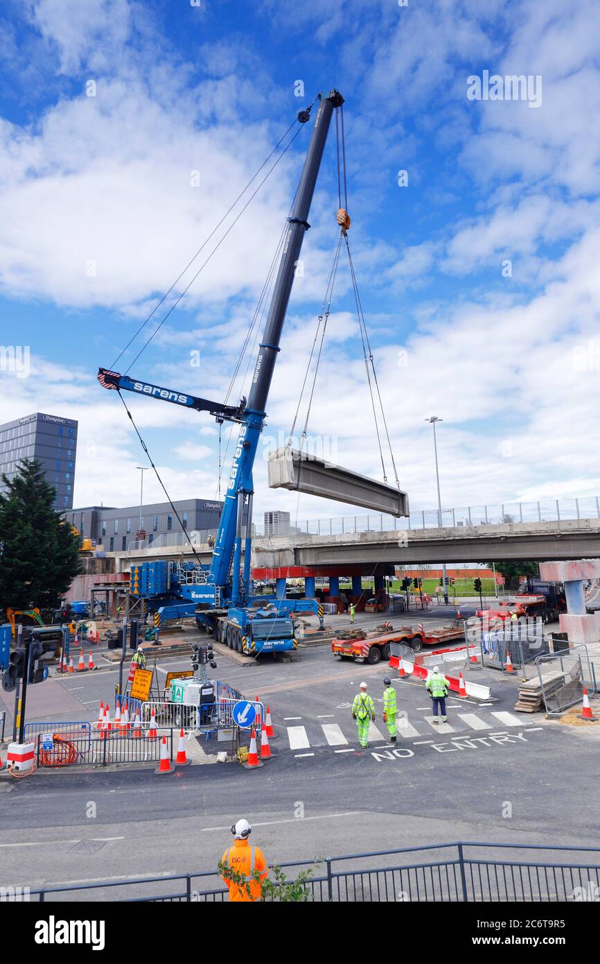 Démolition de Regent Street Flyover à Leeds. Une grue Liebherr LTM 1750 de Sarens soulève des sections de pont sur des chargeuses basses. Banque D'Images