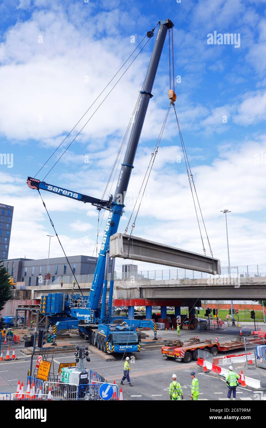 Démolition de Regent Street Flyover à Leeds. Une grue Liebherr LTM 1750 de Sarens soulève des sections de pont sur des chargeuses basses. Banque D'Images