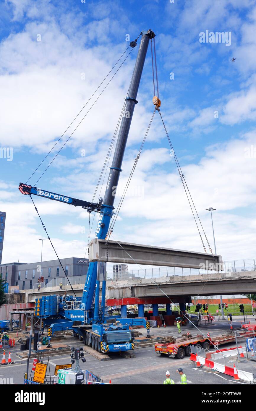 Démolition de Regent Street Flyover à Leeds. Une grue Liebherr LTM 1750 de Sarens soulève des sections de pont sur des chargeuses basses. Banque D'Images