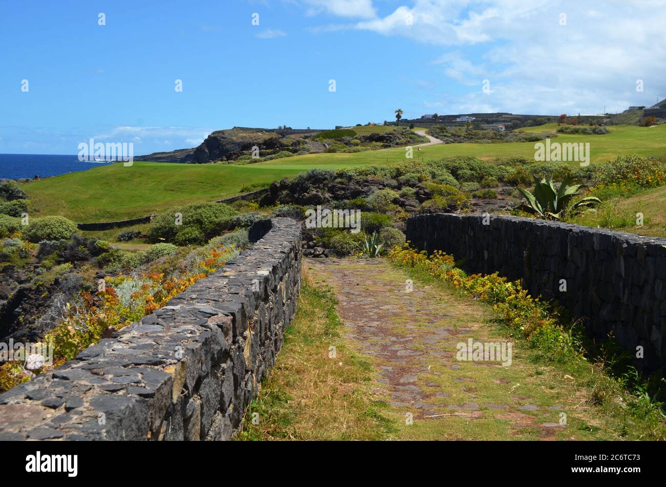 Sentier côtier à côté du parcours de golf, Playa de las Arenas, Buenavista del Norte, Tenerife Banque D'Images