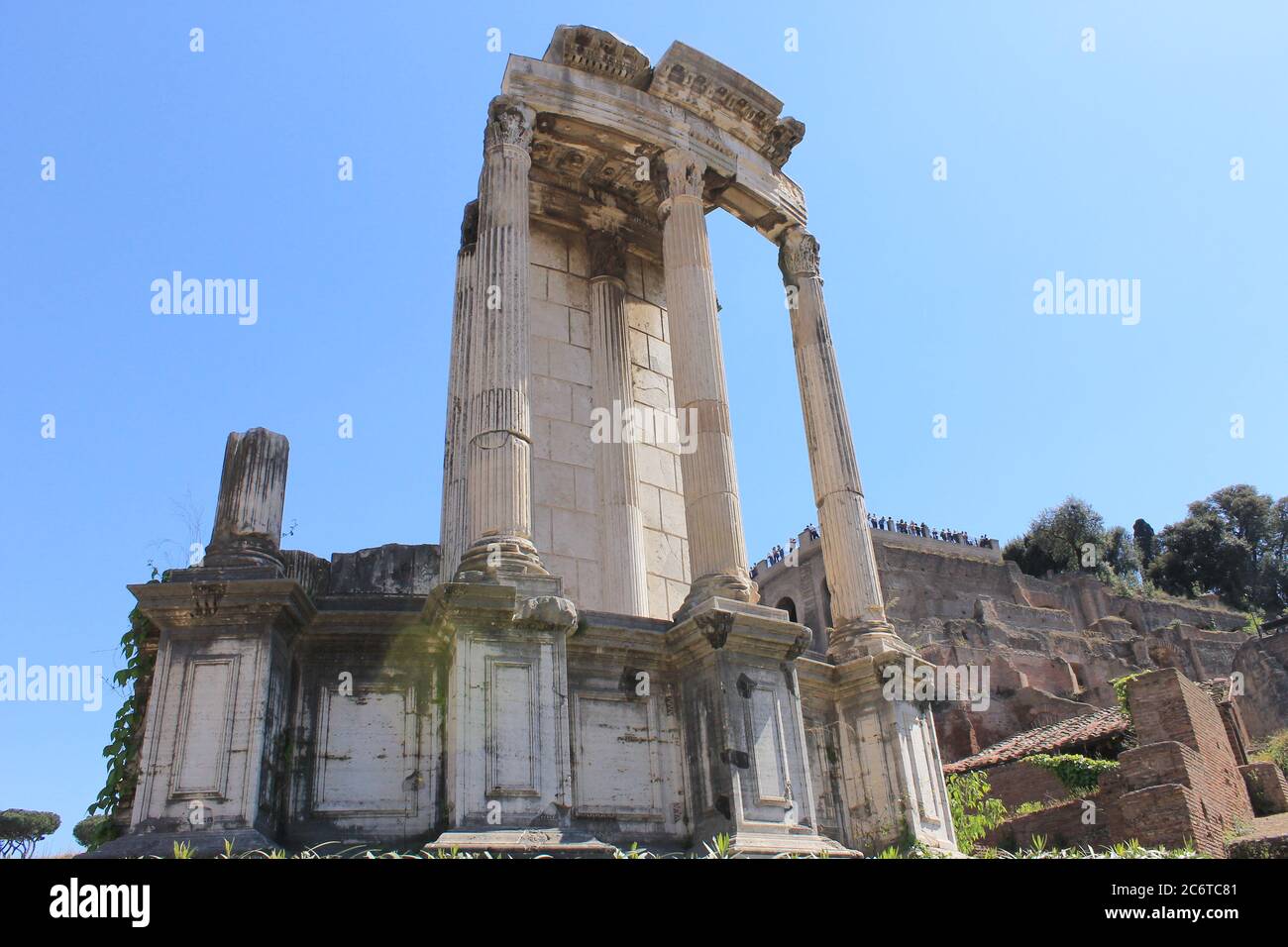 Dans l'ancienne ville de Rome se trouve le temple de Saturne, aujourd'hui visible dans les forums impériaux. Banque D'Images