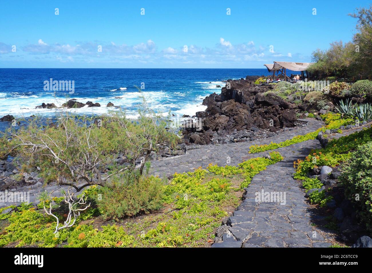 Restaurant sur les rochers, Playa de las Arenas, Buenavista del Norte, Tenerife Banque D'Images