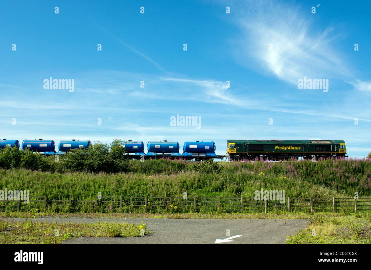 Freightliner classe 66 locomotive diesel n° 66596 tirant un train de génie ferroviaire de réseau, Warwickshire, Royaume-Uni Banque D'Images
