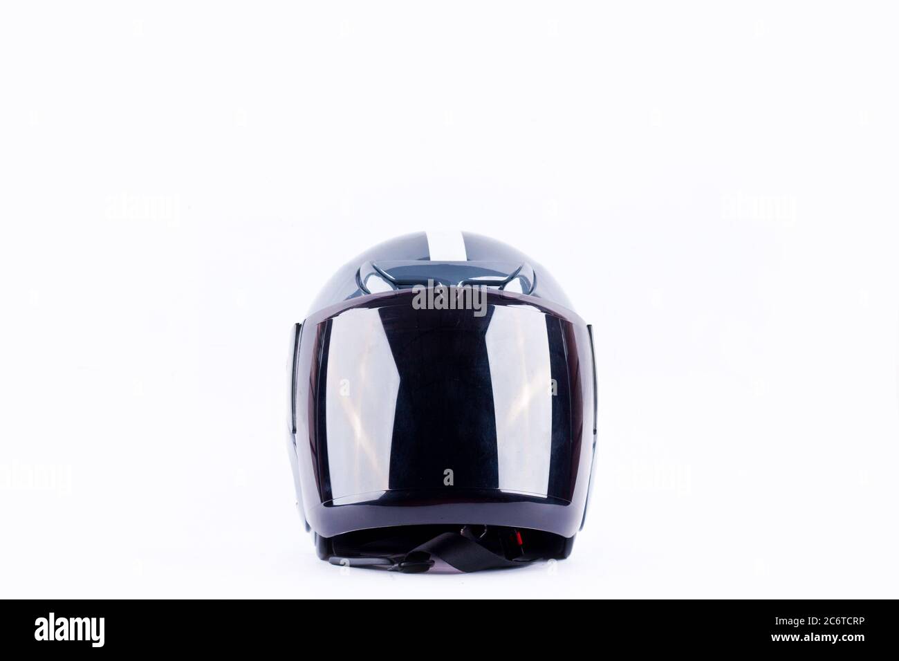 casque de moto sur fond blanc casque objet de sécurité isolé Banque D'Images