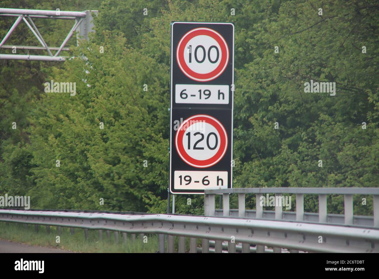 Panneau de vitesse pour les heures de jour et de nuit aux pays-Bas, le long  de l'autoroute A13 Photo Stock - Alamy