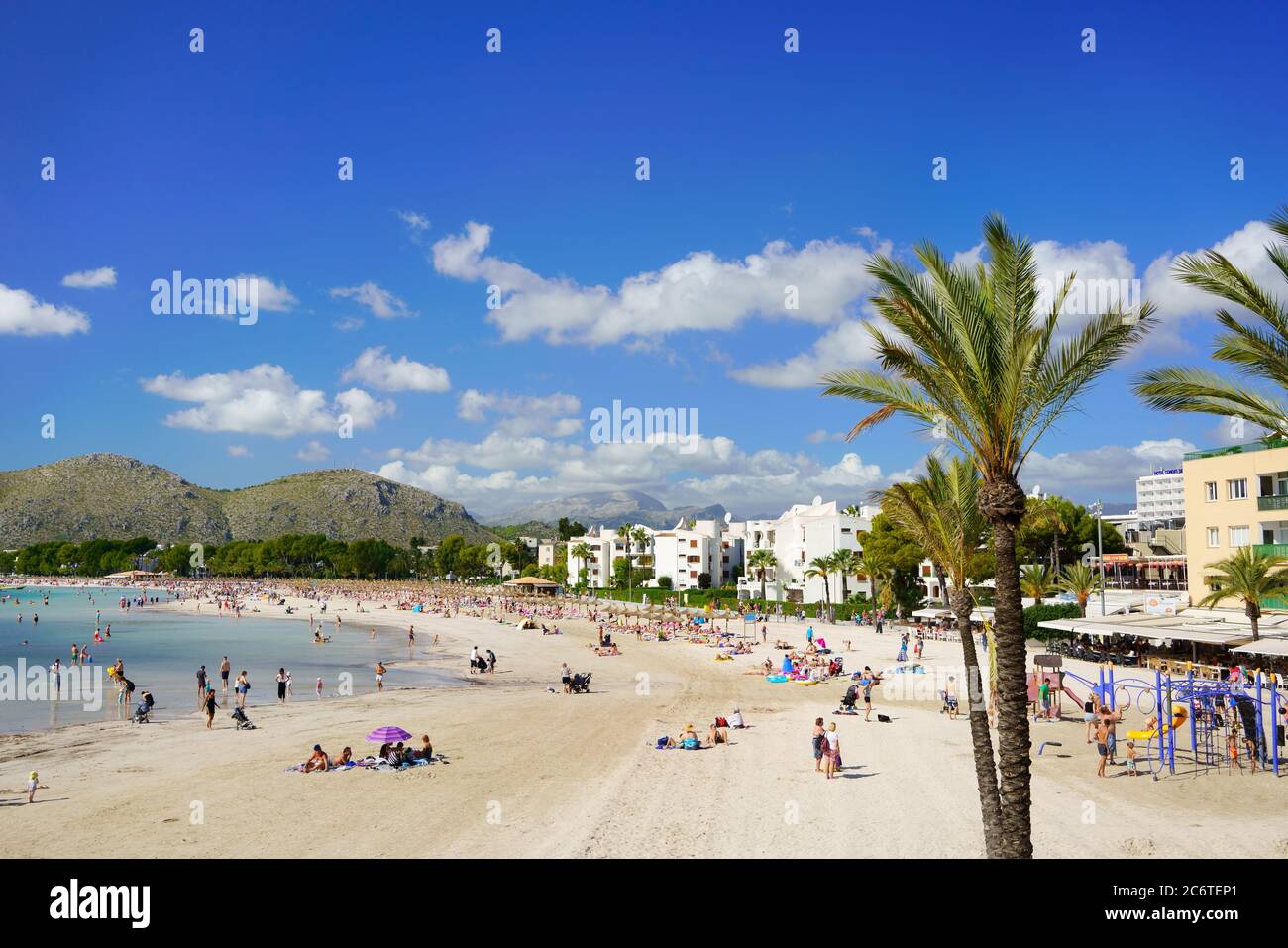 ALCÚDIA, MALLORCA, ESPAGNE - 4 OCTOBRE 2018 : la plage d'Alcudia dans le nord de Majorque avec des touristes par temps ensoleillé. Banque D'Images