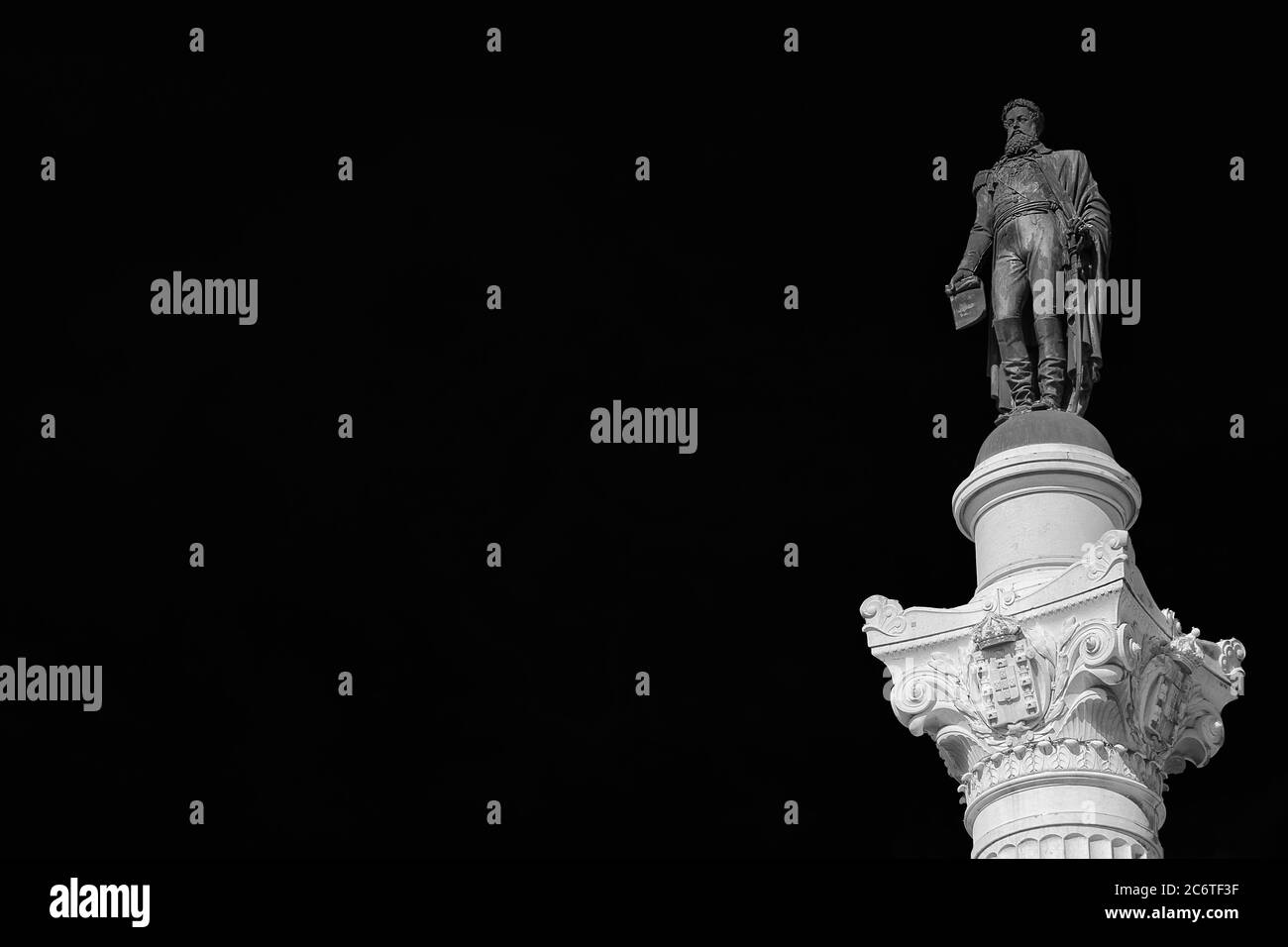 Pedro IV Roi du Portugal avec l'ancien emblème de l'Empire portugais. Statue de bronze au sommet d'une colonne monumentale érigée au centre de Lisbonne Rossio S. Banque D'Images