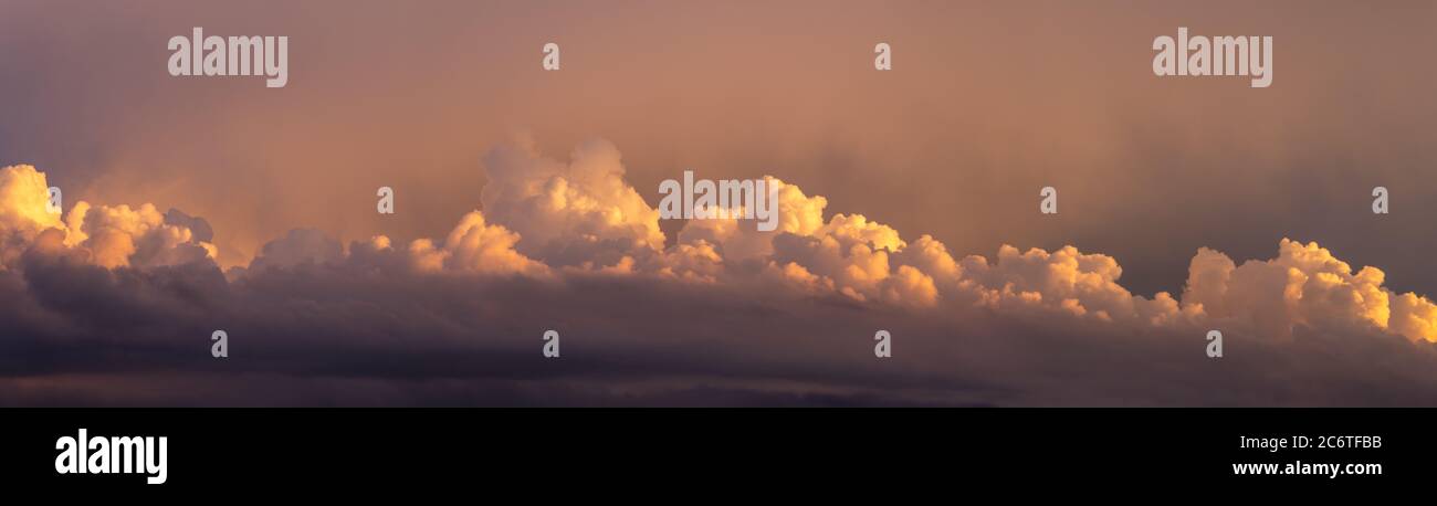 panorama sur l'horizon - magnifique coucher de soleil avec des nuages rouges dans le ciel Banque D'Images