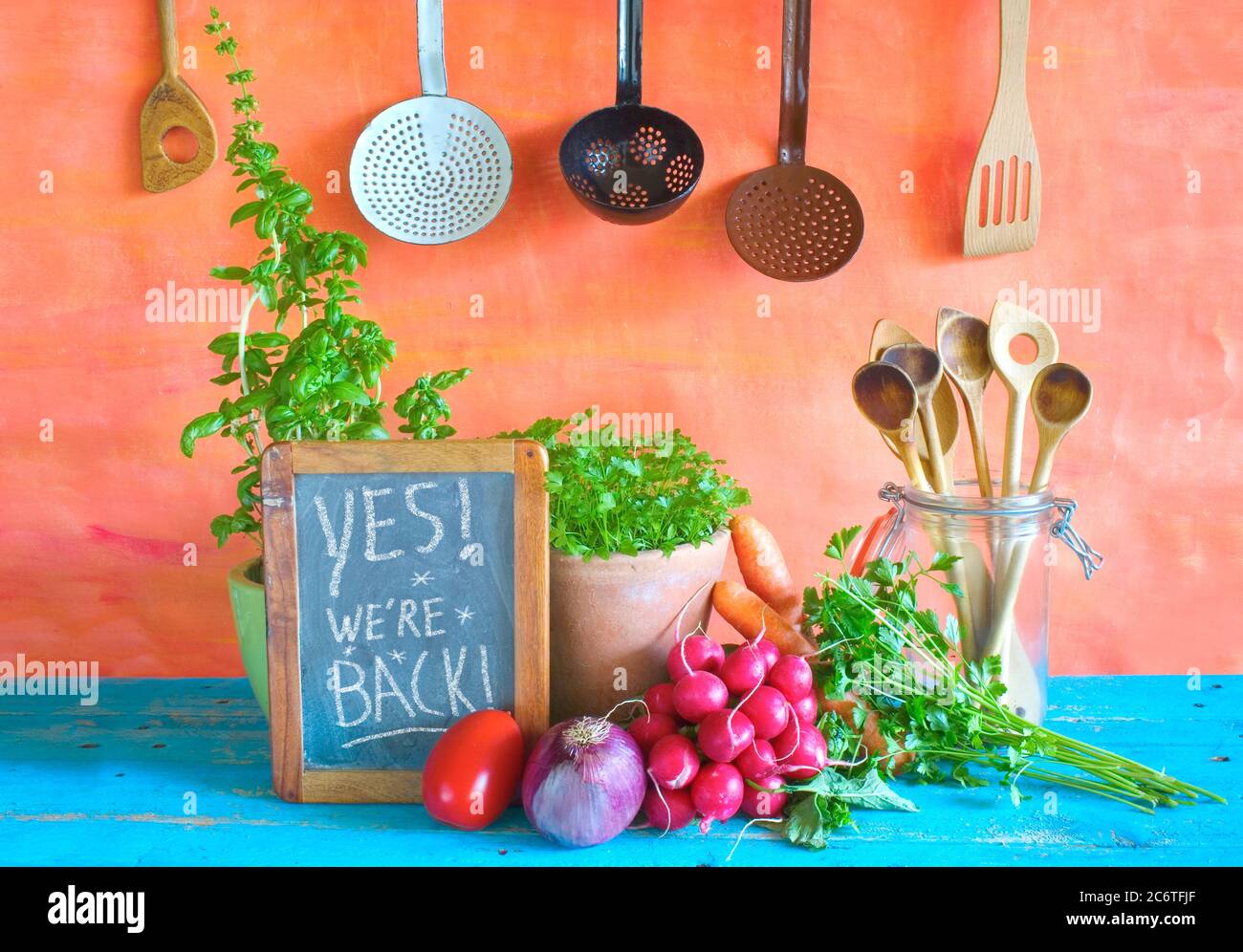 Restaurant tableau noir annonçant la réouverture après le verrouillage de corona, la cuisine, l'arrêt d'affaires.aliments ingrédients et message nous sommes de retour Banque D'Images