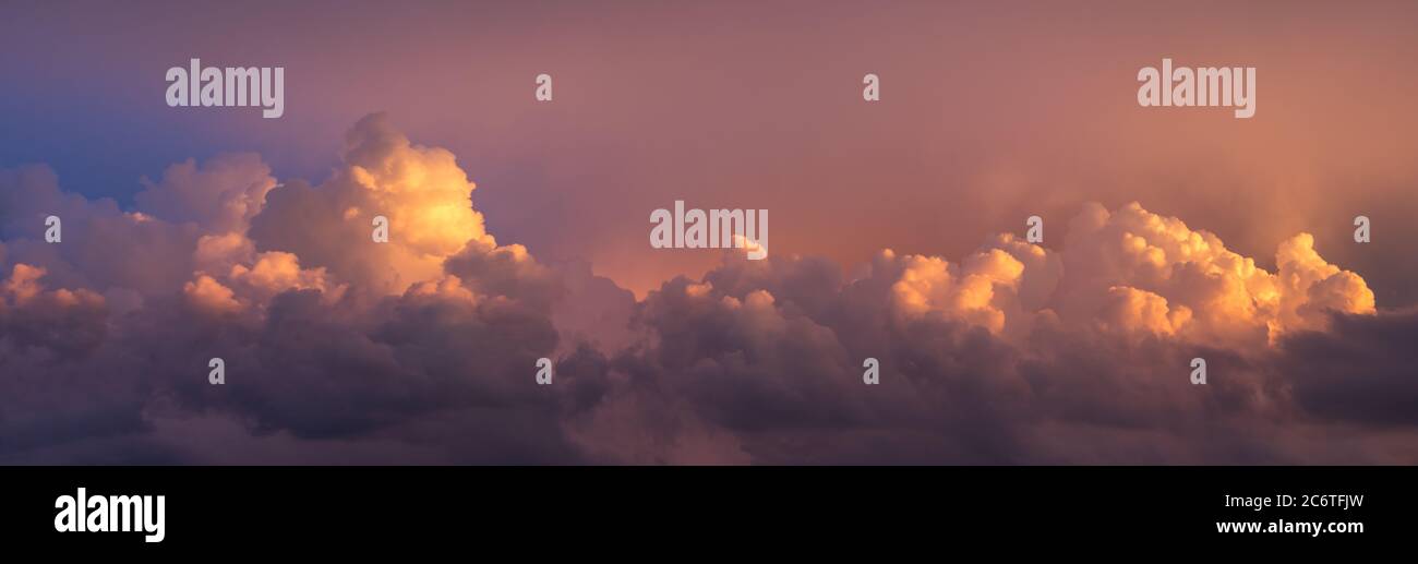 panorama sur l'horizon - magnifique coucher de soleil avec des nuages rouges dans le ciel Banque D'Images