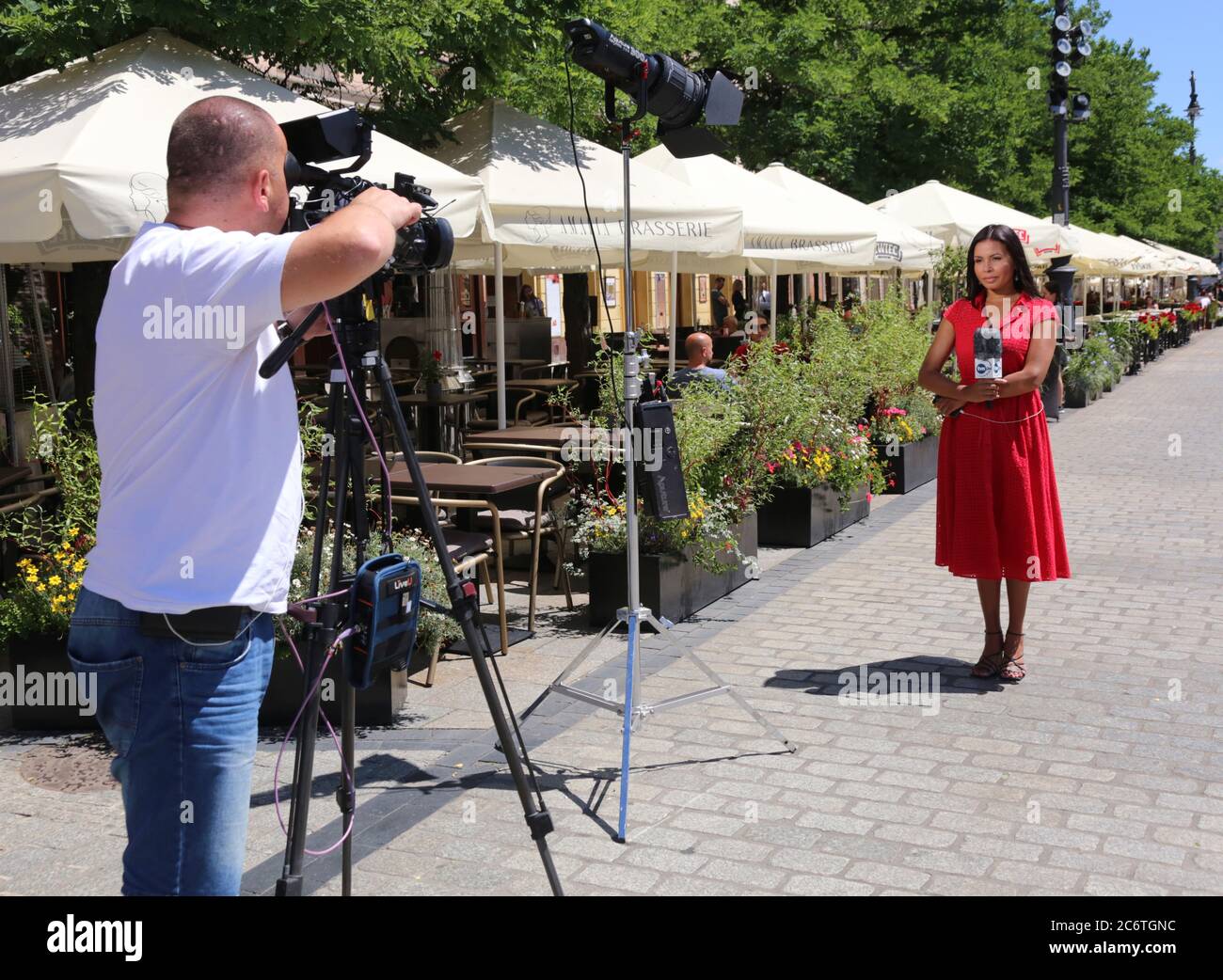 Cracovie. Cracovie. Pologne. TVN journaliste de télévision devant la caméra pendant la relation en direct. Banque D'Images