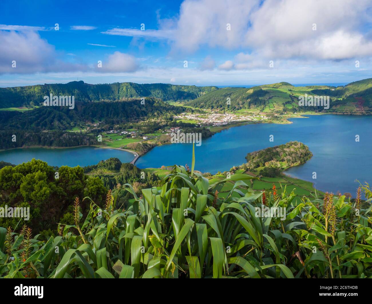 Vue aérienne sur le paysage avec des lacs verts et bleus De Lagoa Azul et Lagoa Verde et du village de Sete Cidades dans le cratère des volcans dormants Banque D'Images